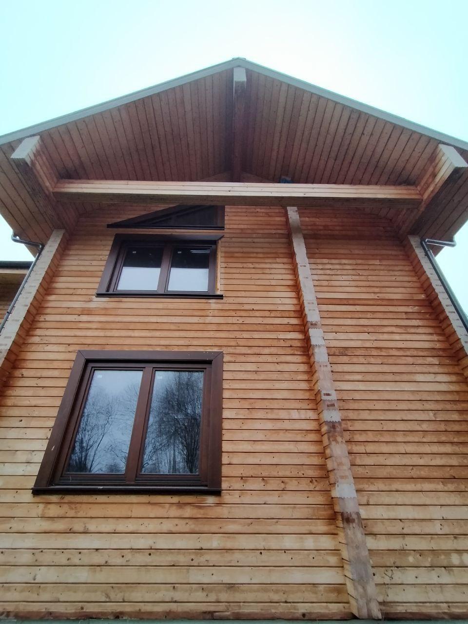 Покраска дома из клеёного бруса.