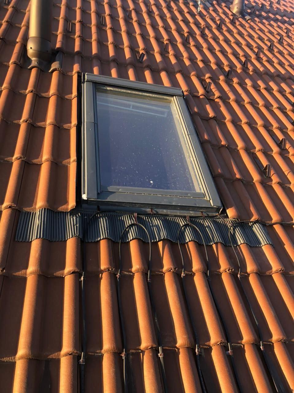 Монтаж греющих кабелей под мансардными окнами .