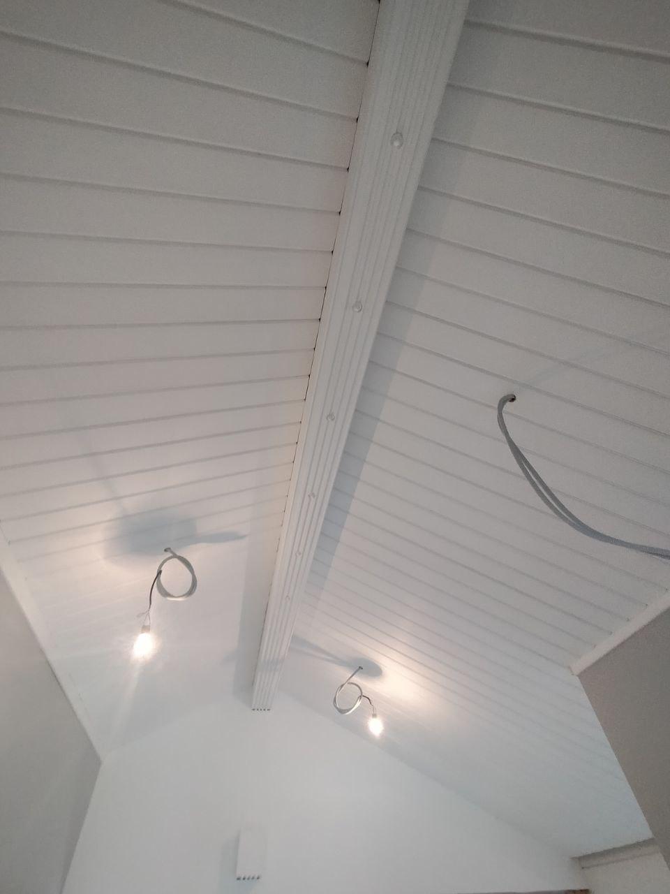 Внутренняя покраска дома из клеёного бруса.