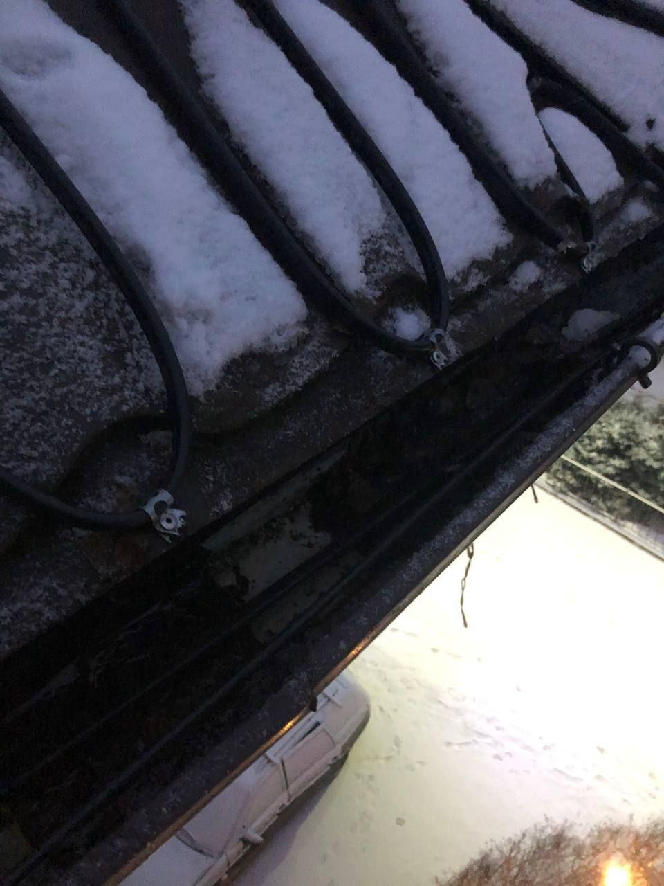 Монтаж греющих кабелей на кровле дома.