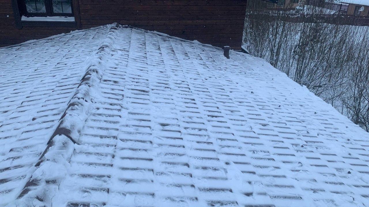 Очистка кровли дома от снежного покрова.