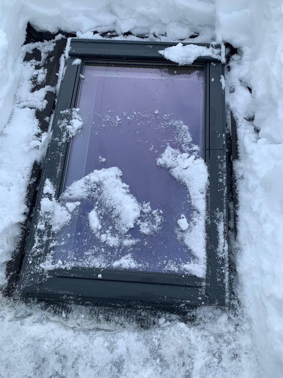 Очистка кровли от снежного покрова и наледи.