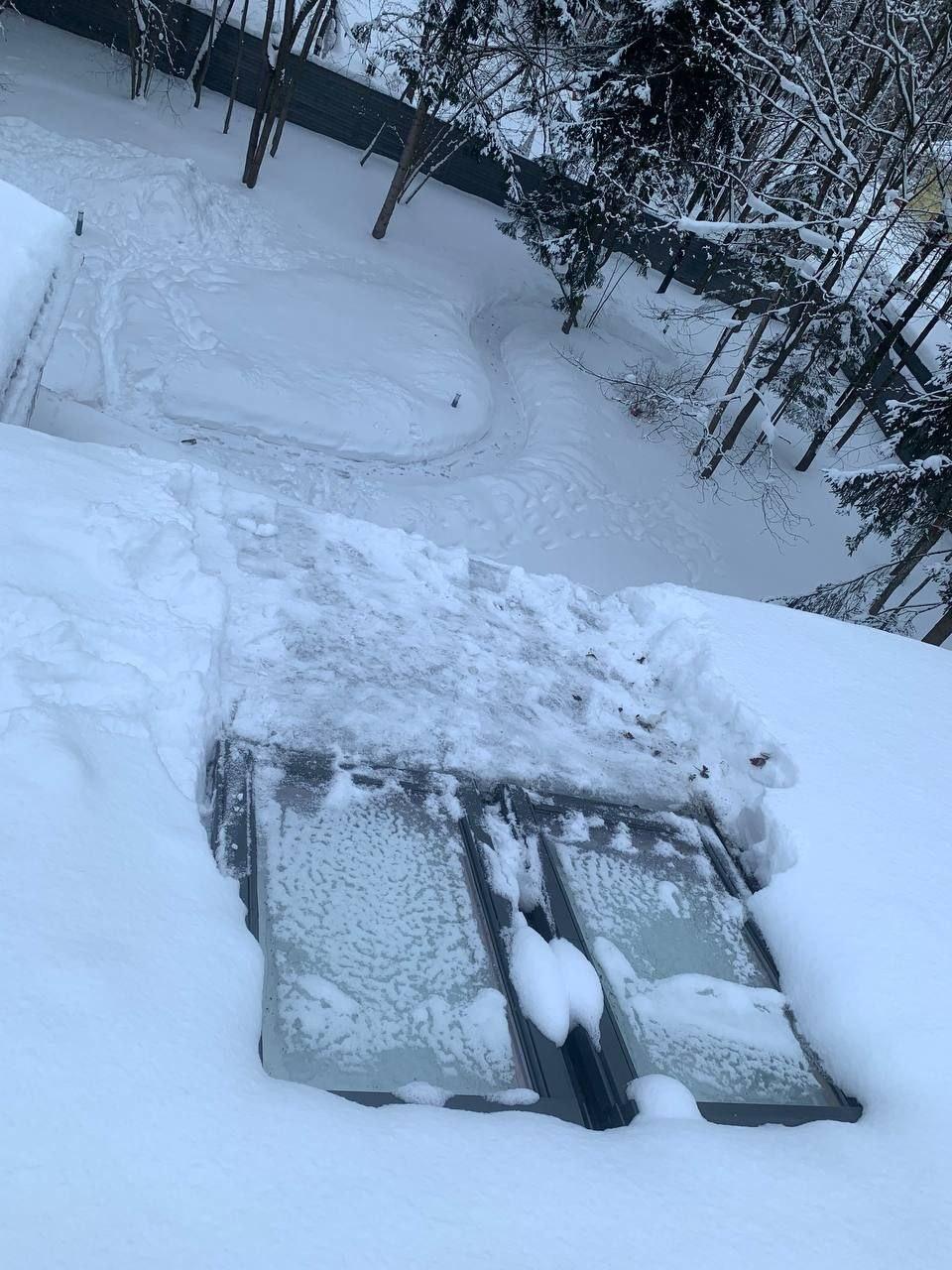 Очистка кровли от снежного покрова и наледи.