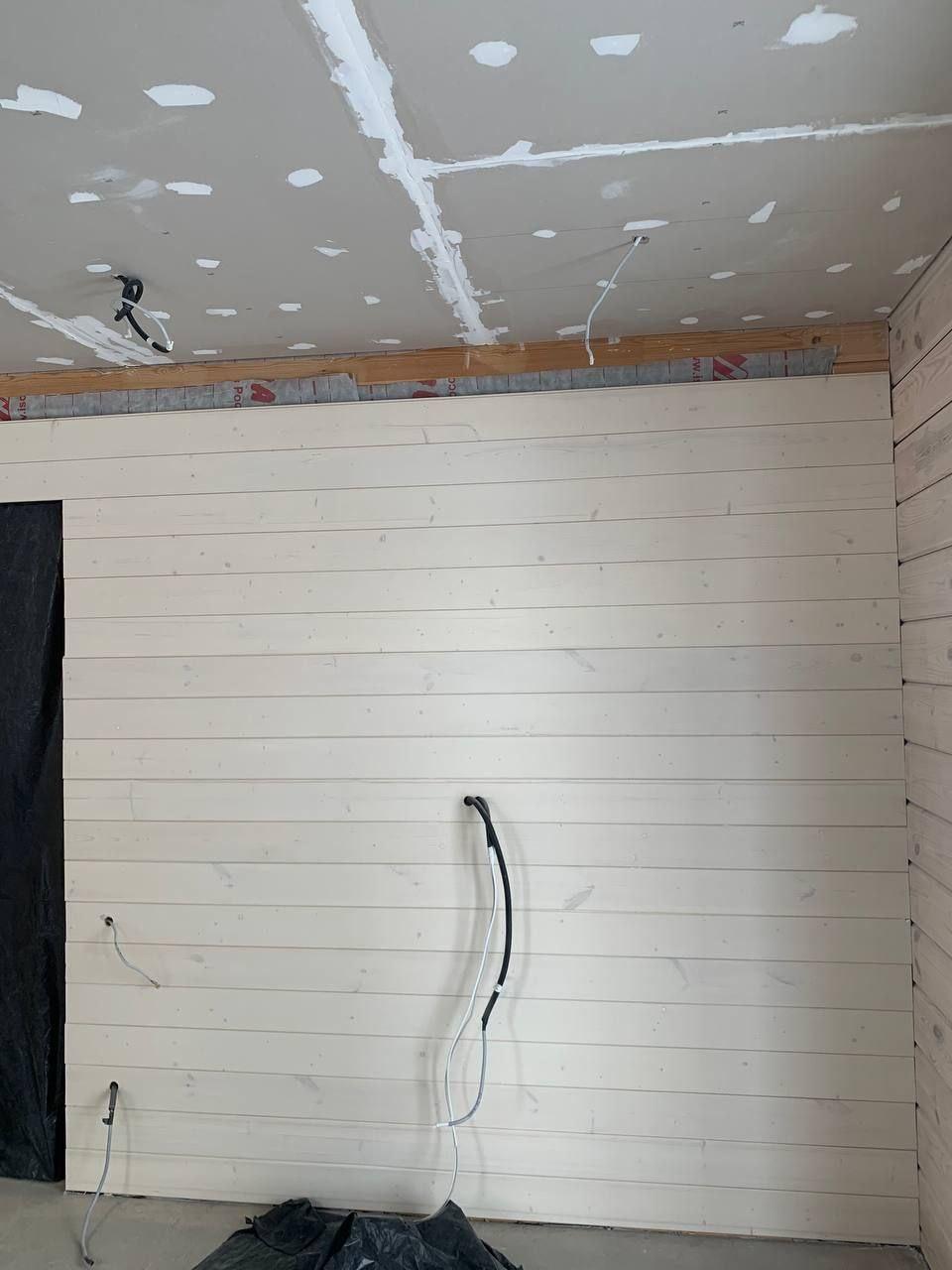 Внутренняя покраска дома из клеёного бруса.