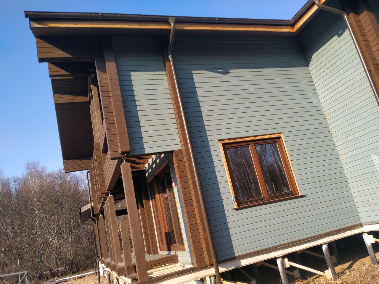 Профессиональная покраска деревянных домов из клеёного бруса. Профессиональная покраска деревянных домов из клеёного бруса.