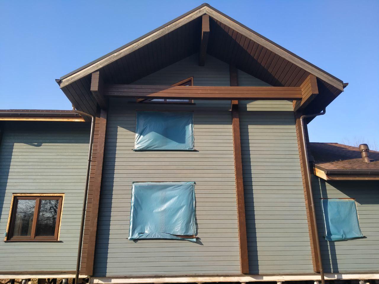 Покраска дома из клеёного бруса.