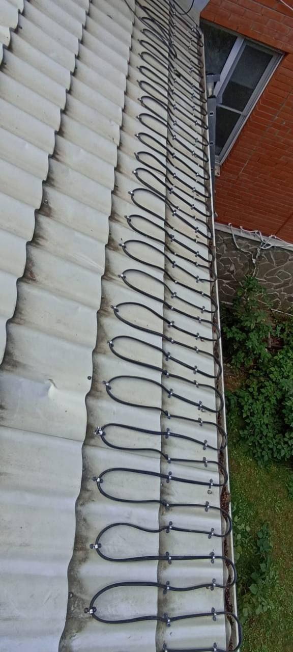 Монтаж греющих кабелей на кровле дома.