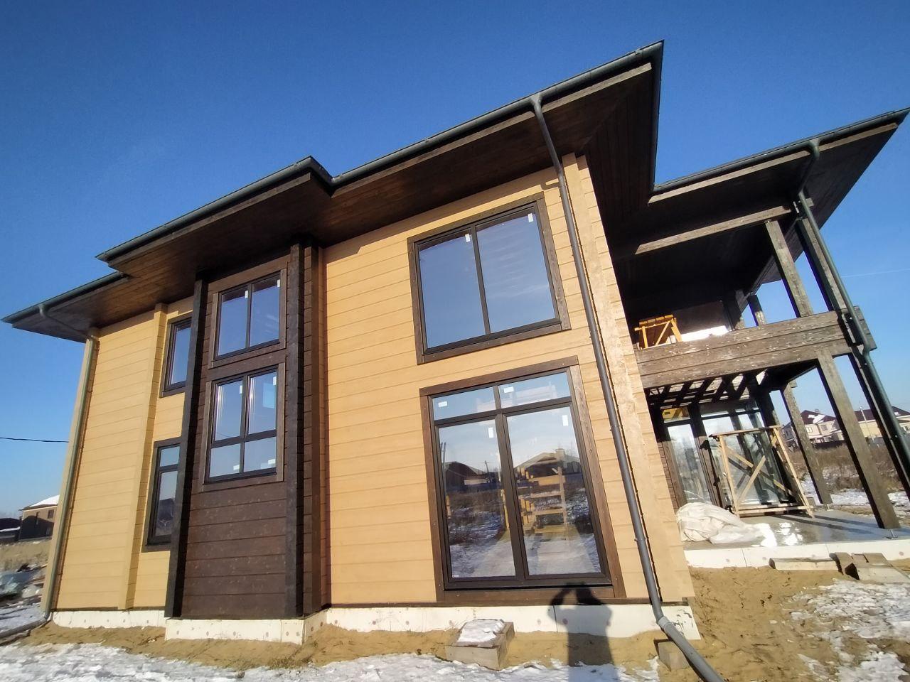 Покраска дома из клеёного бруса.