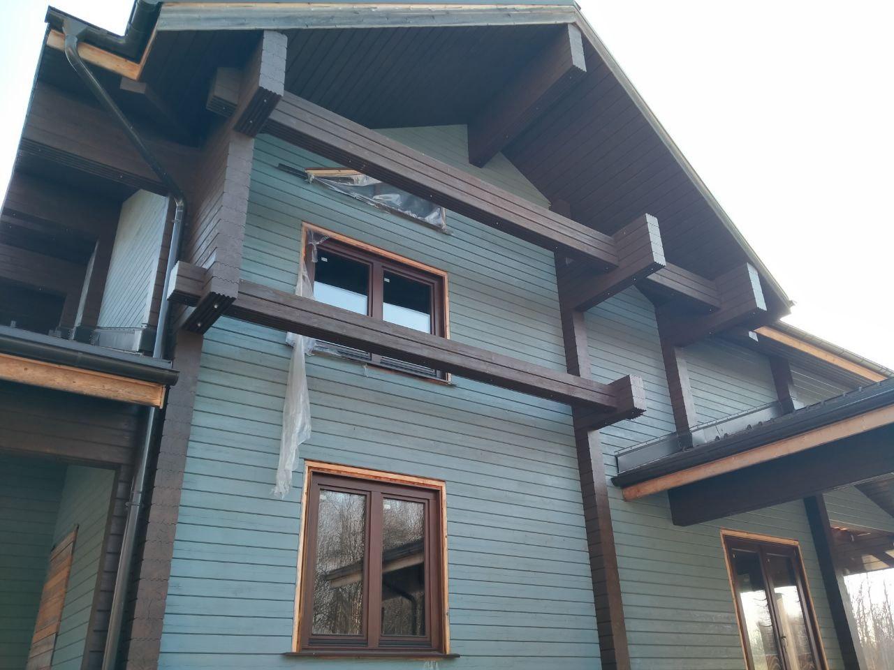 Покраска дома из клеёного бруса.