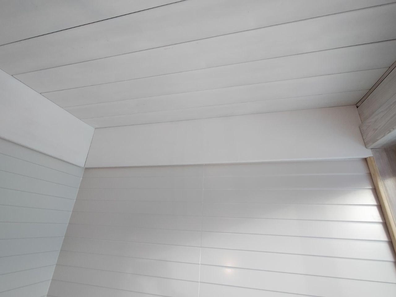 iОтделка потолка в доме из клеёного бруса.