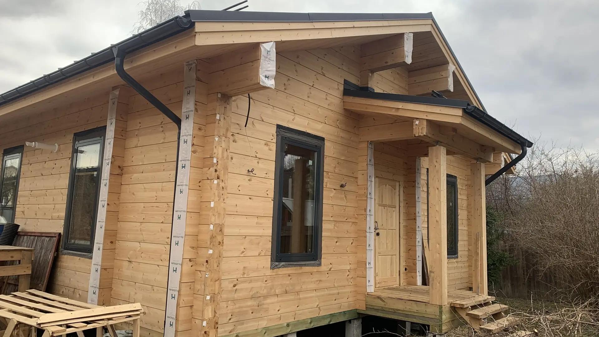 Покраска домов из клеёного бруса.