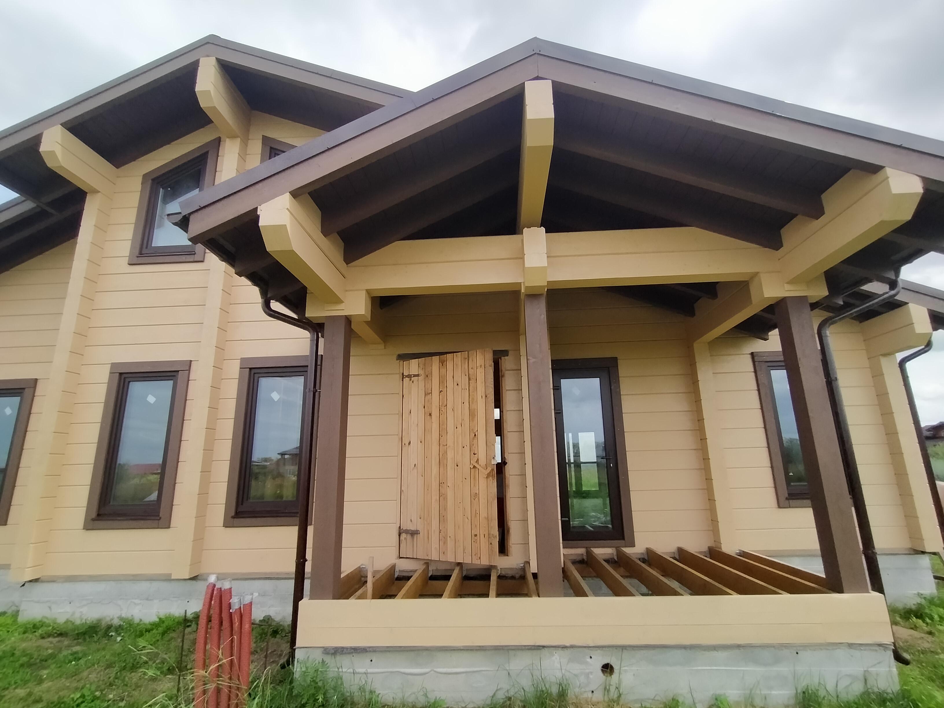 Профессиональная покраска деревянных домов из клеёного бруса.