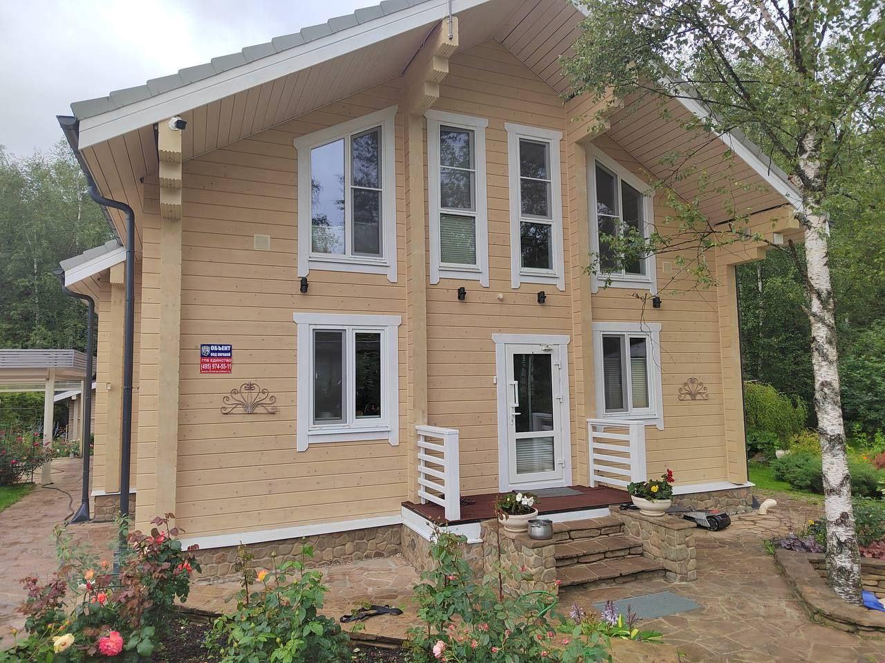 Профессиональная покраска деревянных домов из клеёного бруса. Профессиональная покраска деревянных домов из клеёного бруса.