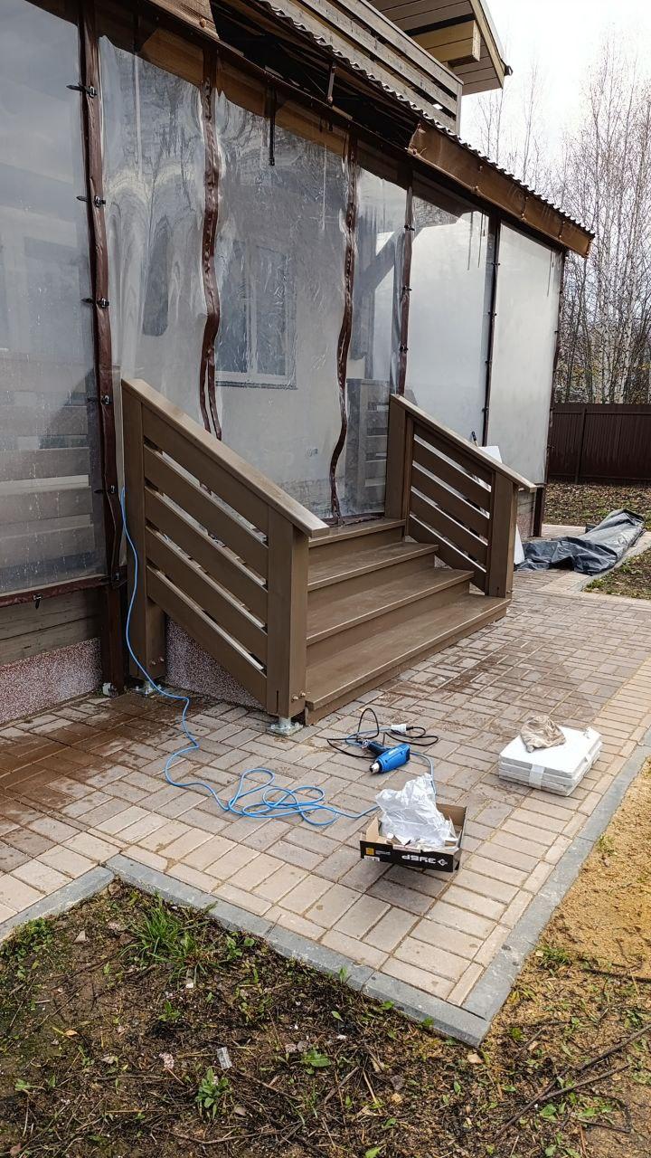 Монтаж и покраска деревянного крыльца с перилами.