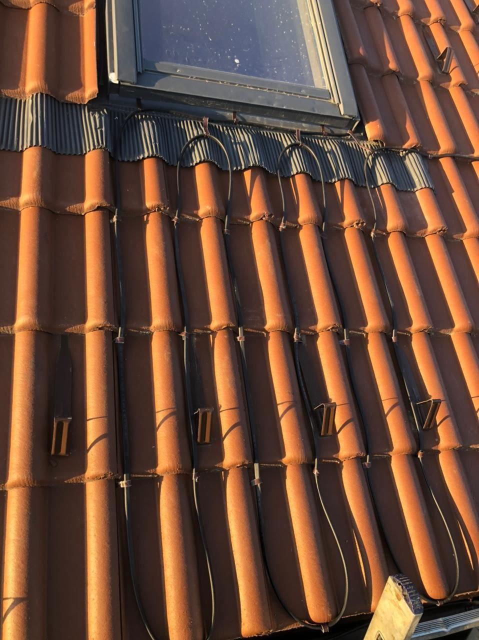 Монтаж греющих кабелей под мансардными окнами .