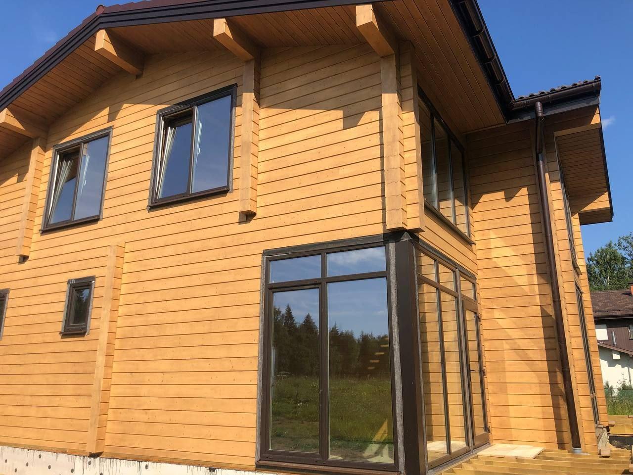 Профессиональная покраска деревянных домов из клеёного бруса. Профессиональная покраска деревянных домов из клеёного бруса.