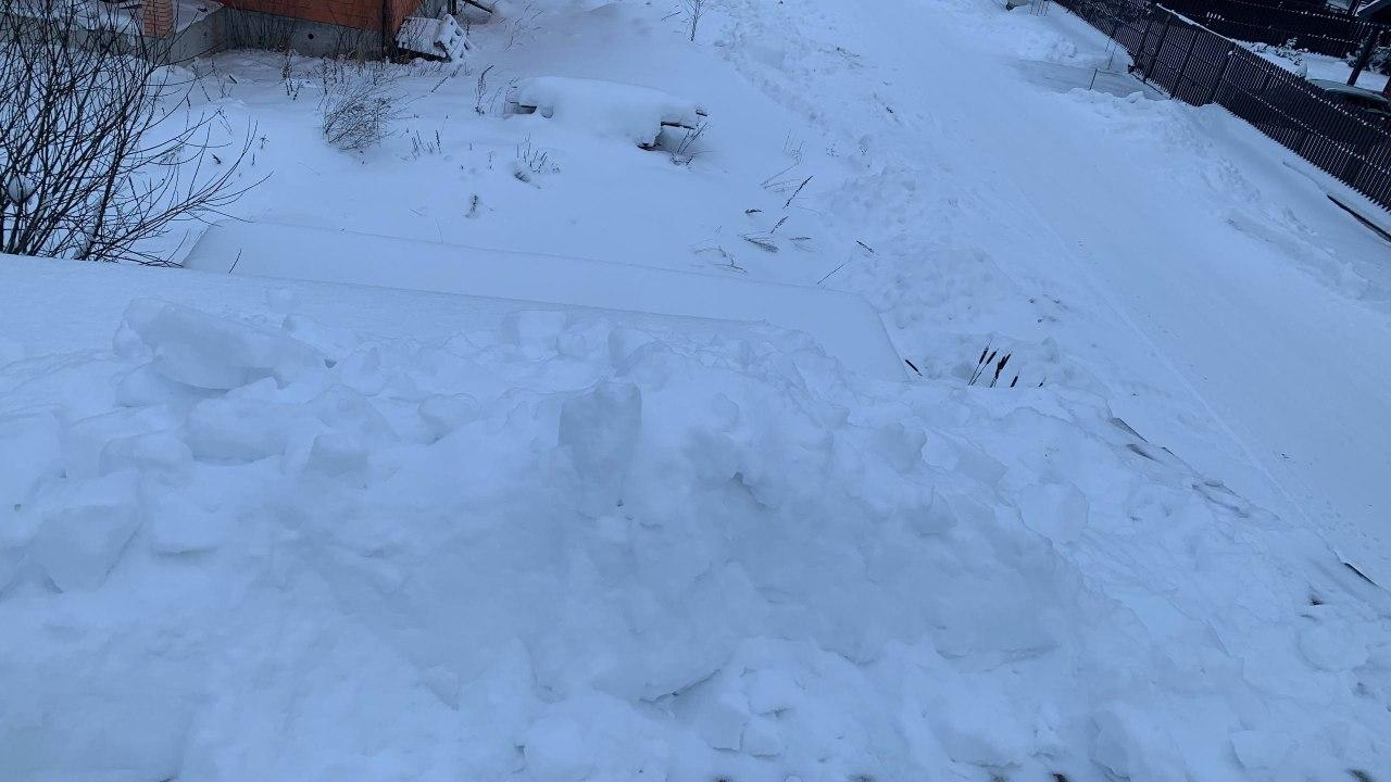 Очистка кровли дома от снежного покрова.