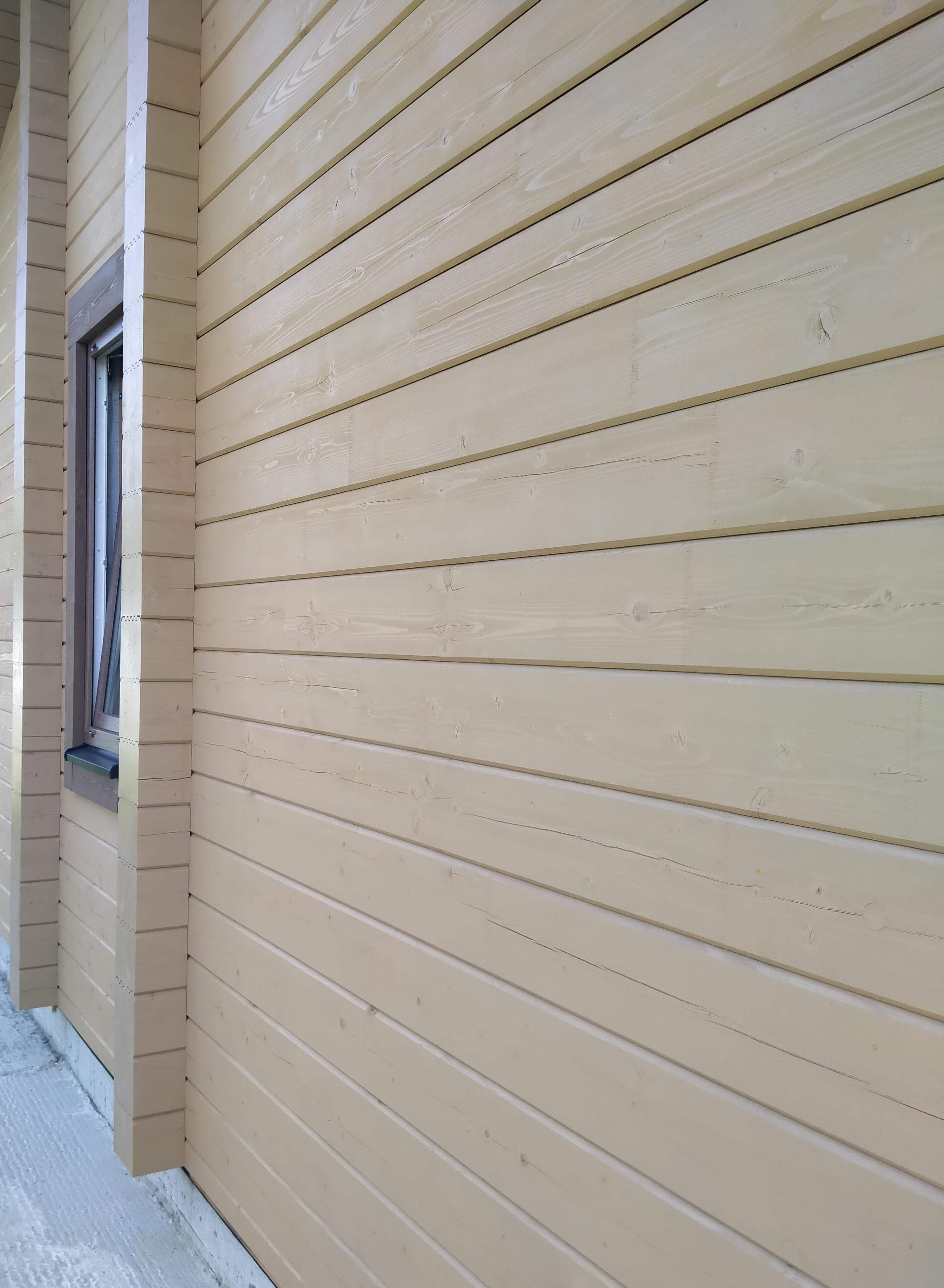 Профессиональная покраска деревянных домов из клеёного бруса.