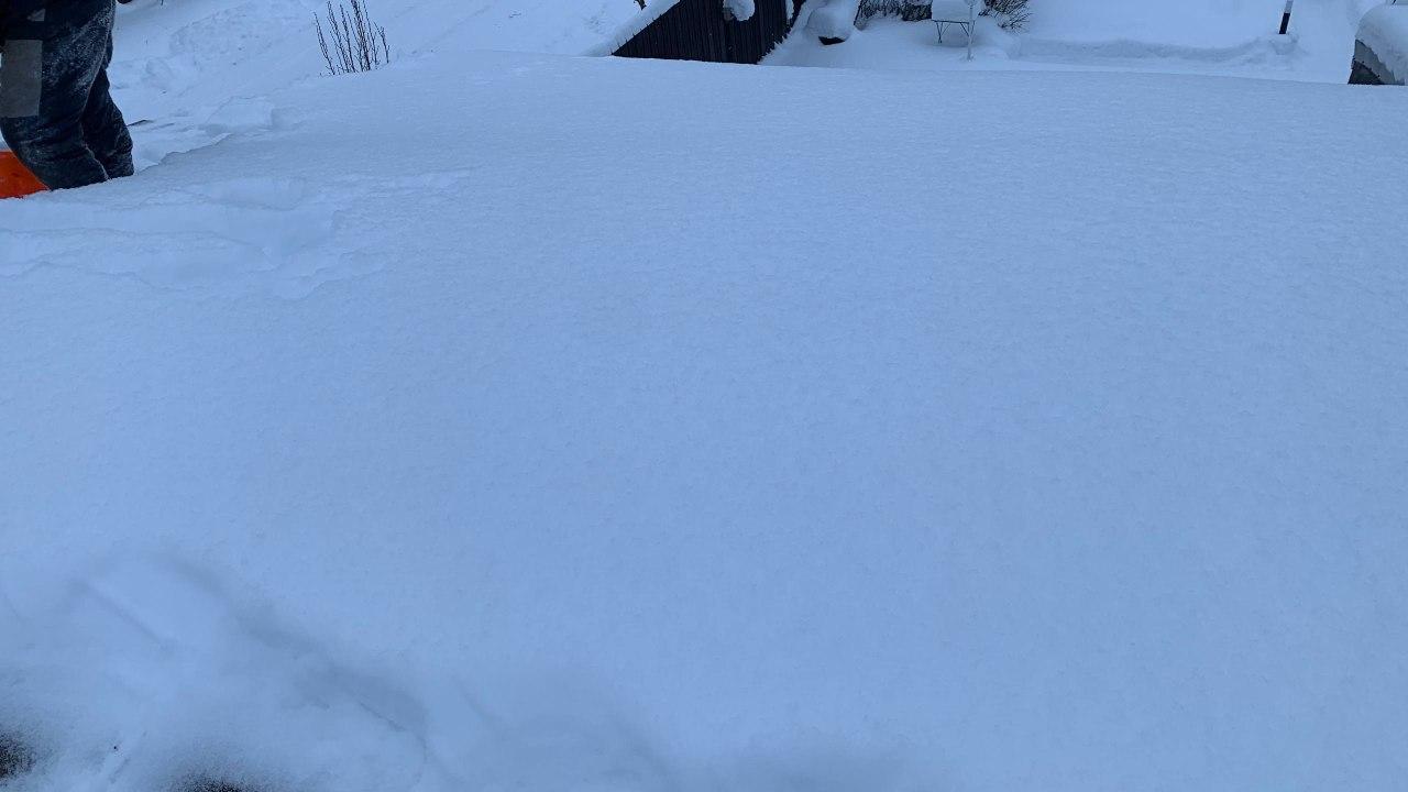 Очистка кровли дома от снежного покрова.