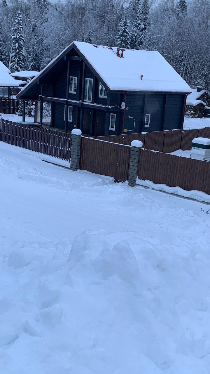 Очистка кровли дома от снежного покрова.