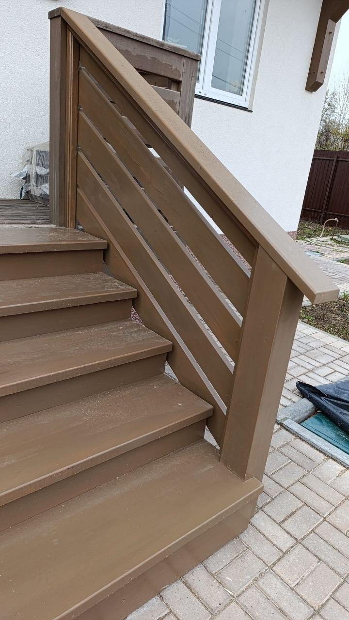 Монтаж и покраска деревянного крыльца с перилами.