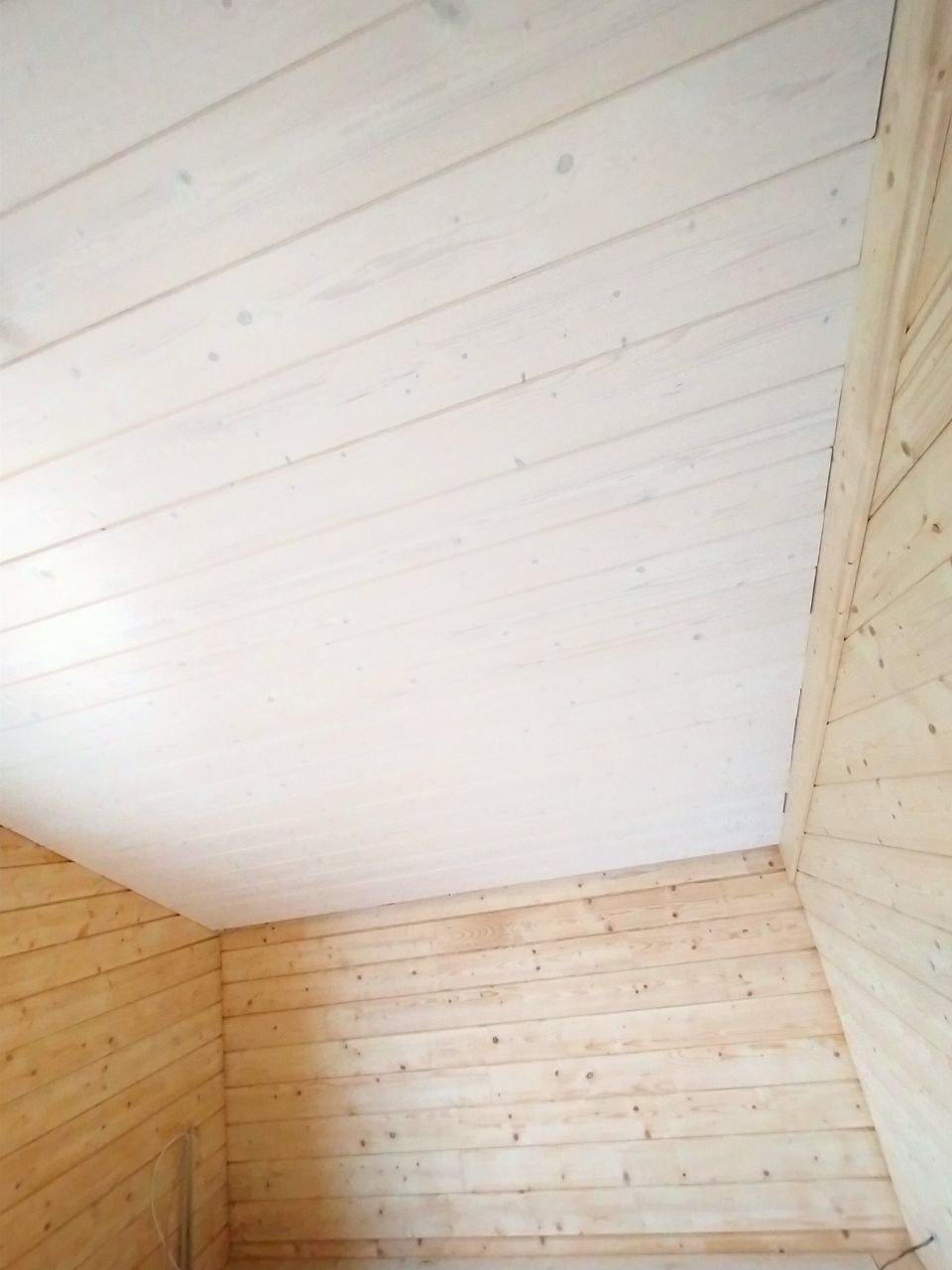 Внутренняя покраска дома из клеёного бруса.