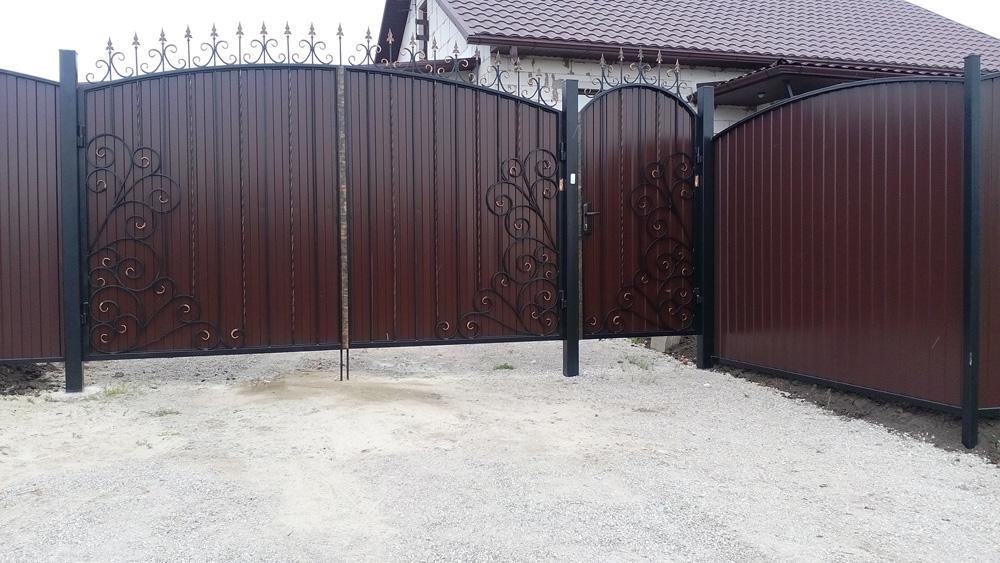 Темно серые распашные металлические ворота