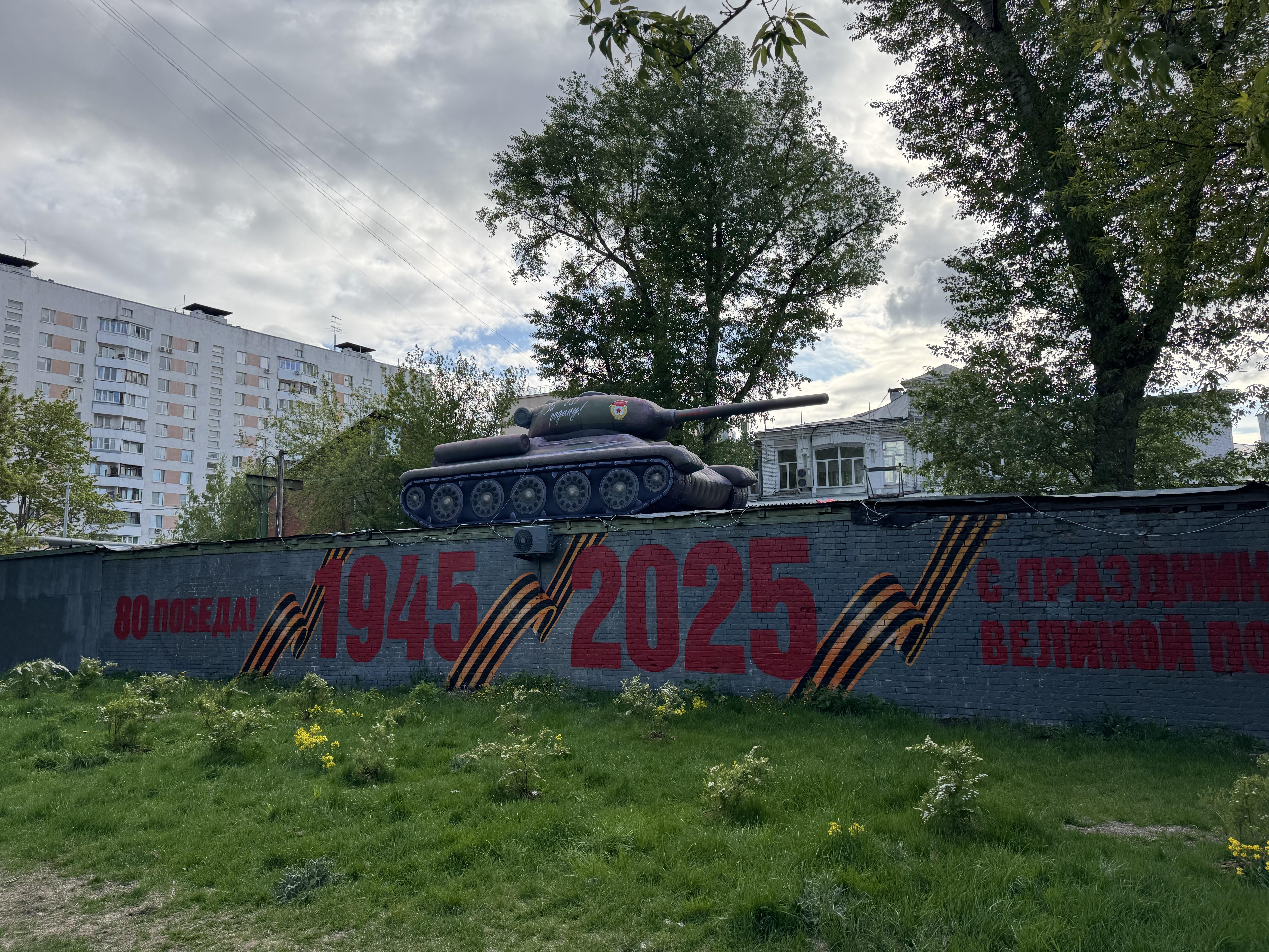 Мастер шиномонтажа Бауманка за работой