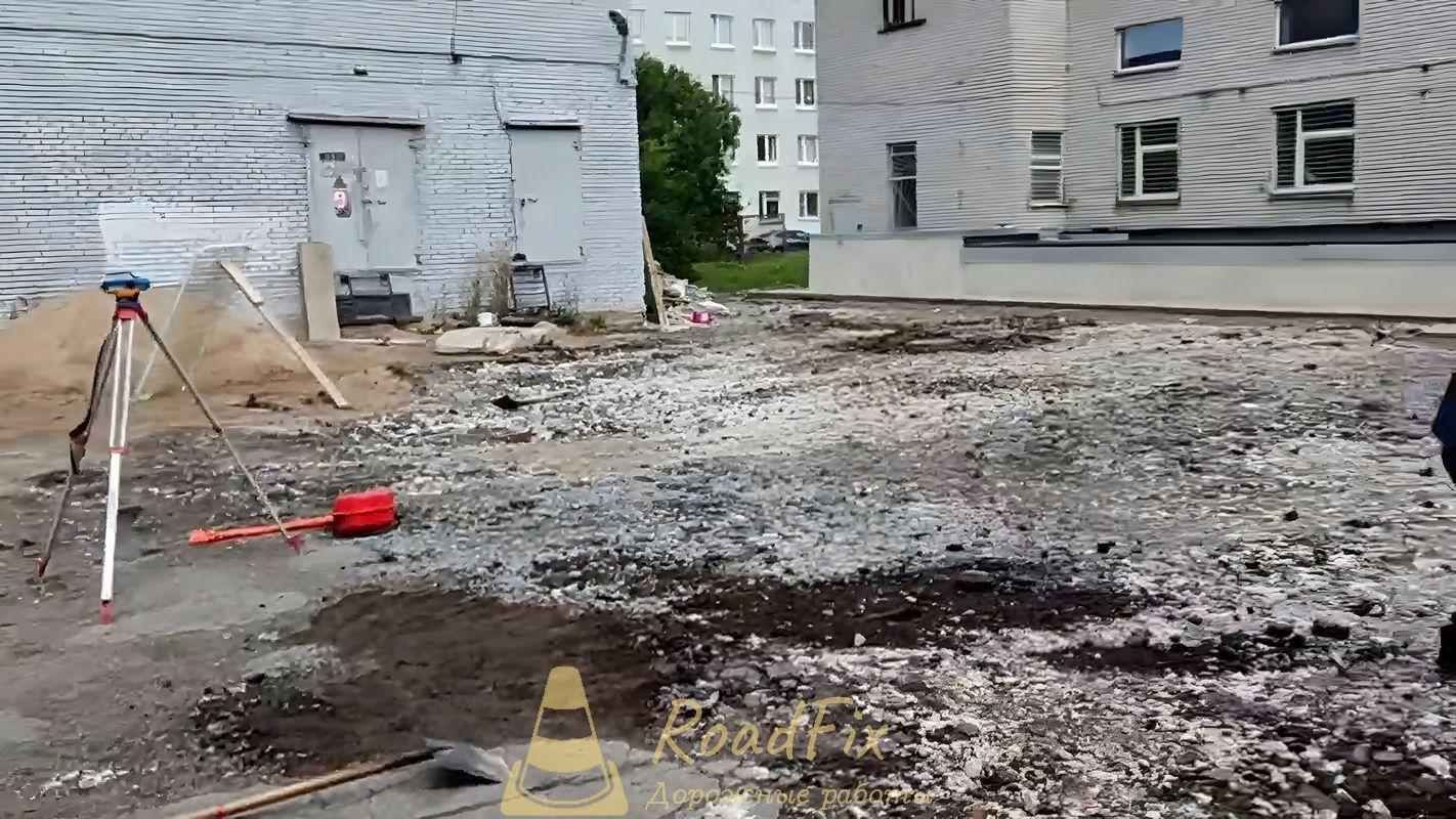 Выборка старого основания, для последующего асфальтирования в Санкт-Петербурге