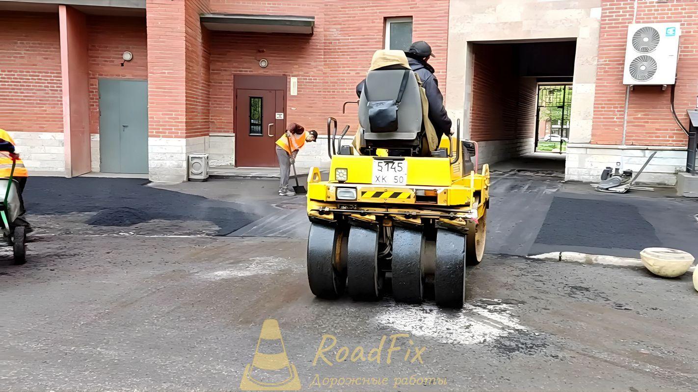 Уплотнение нового асфальта с помощью катка и виброплит в СПб
