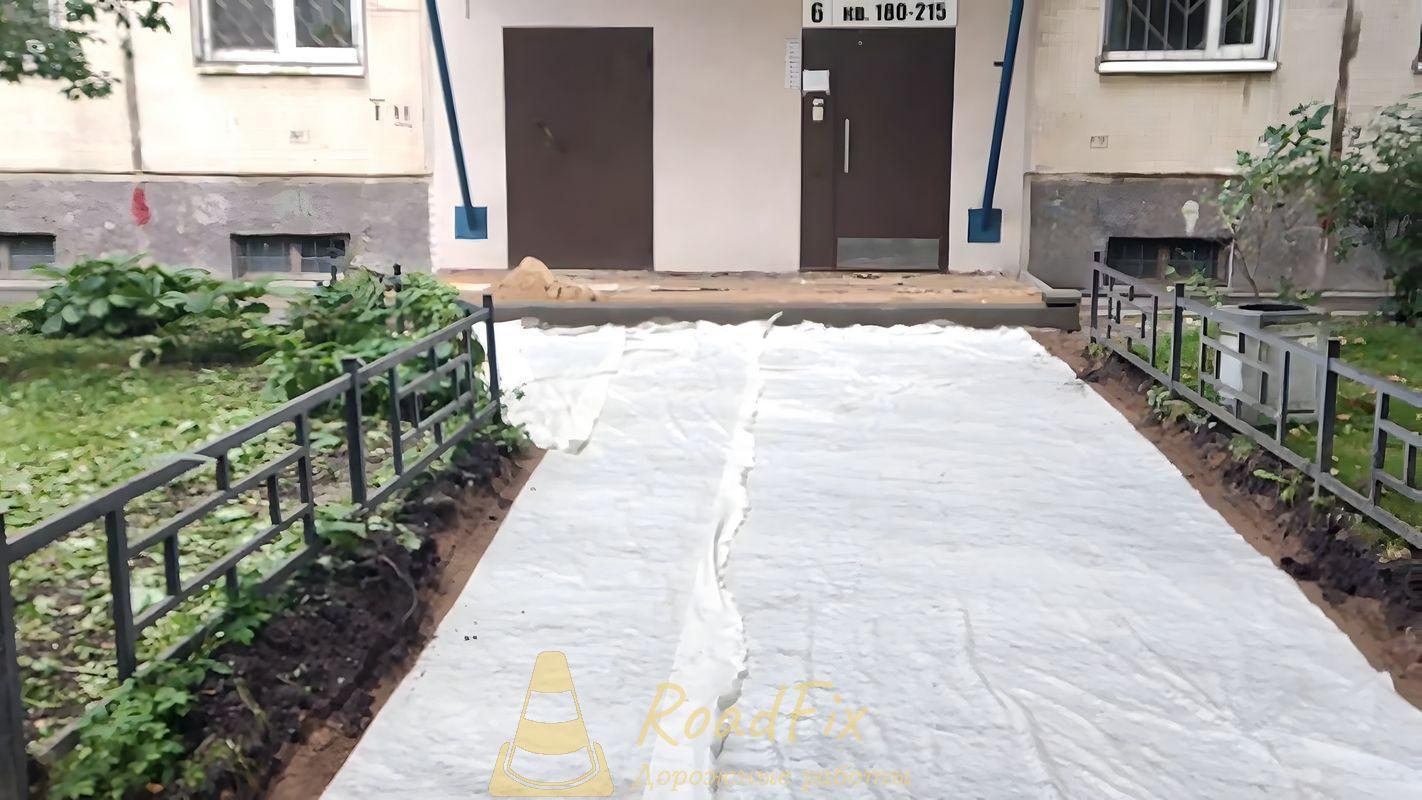 Укладка геотекстиля перед подготовкой подушки, пирога