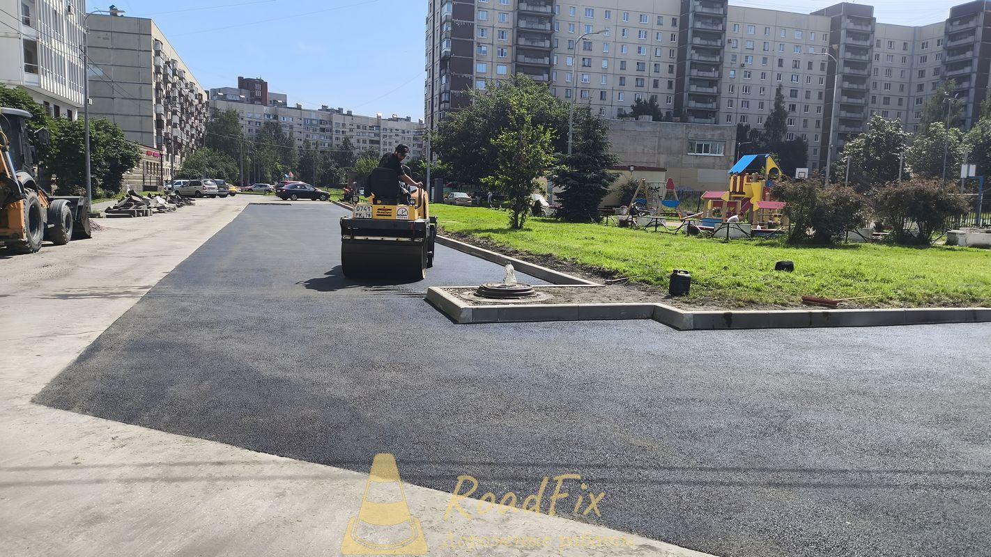 Укладка и уплотнение асфальта с помощью катка в СПб
