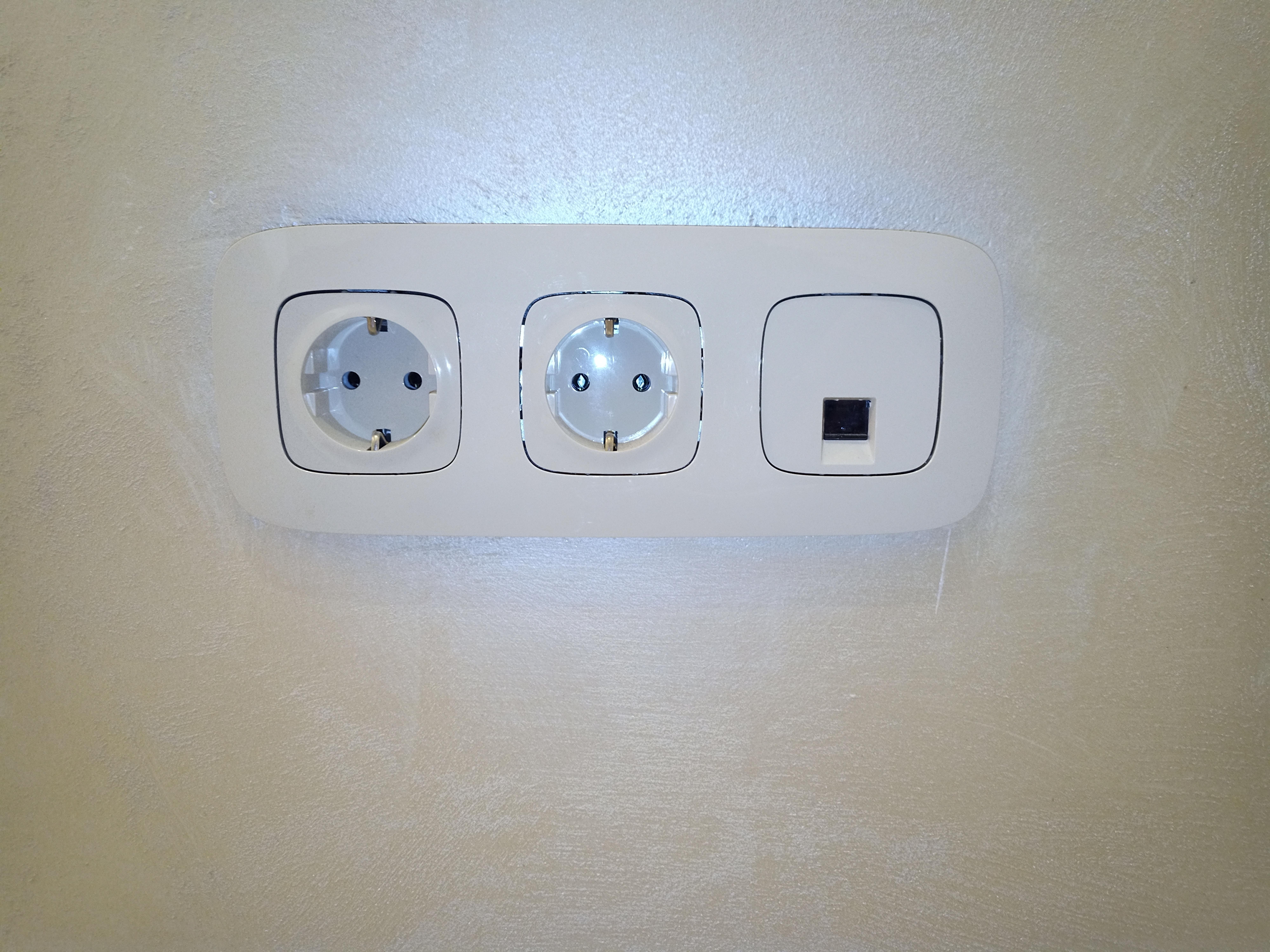 Монтаж тройного блока розеток Legrand Etika 220В и интернет
