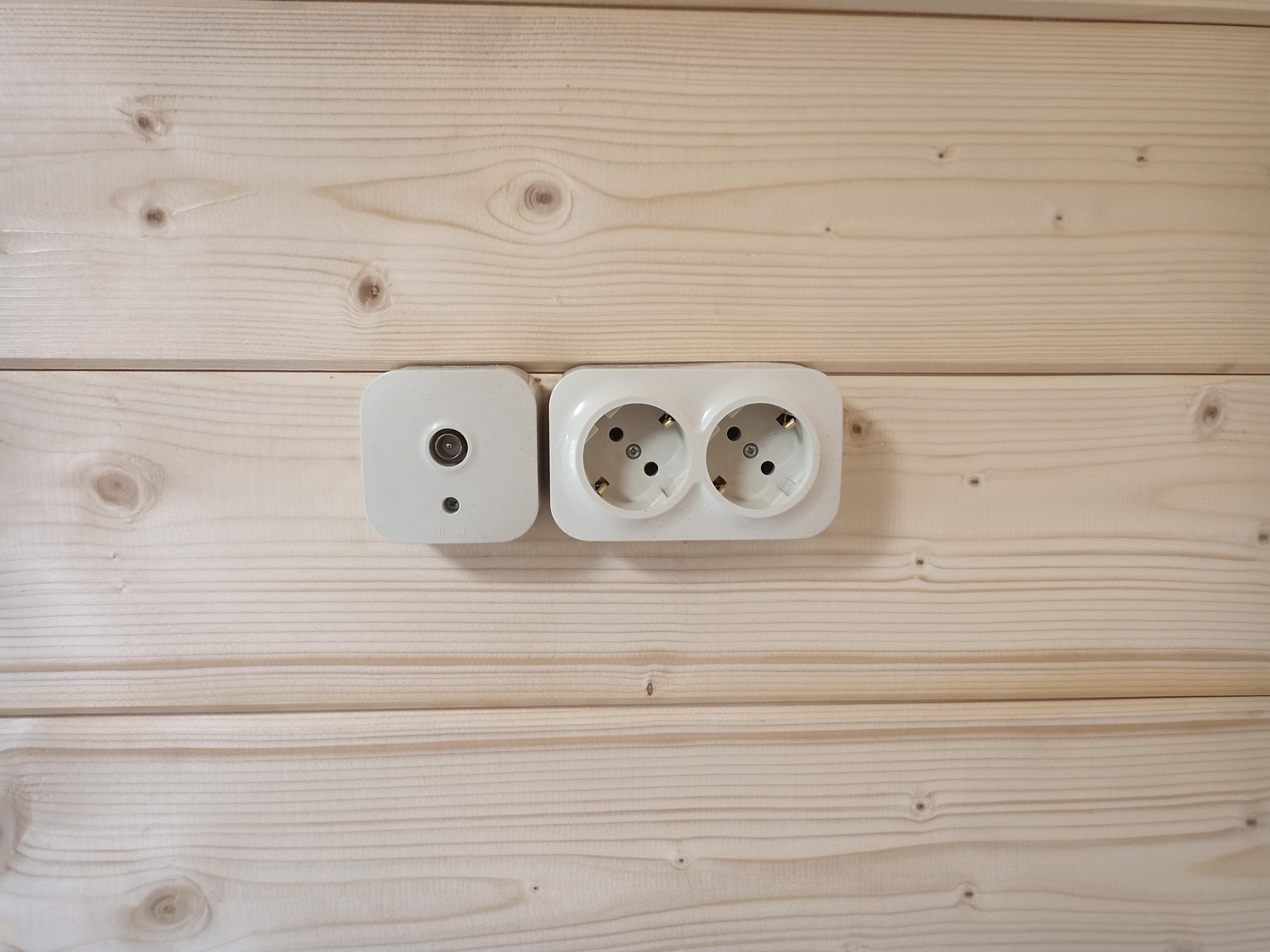 Монтаж накладных розеток Legrand 220В и ТВ в комнате