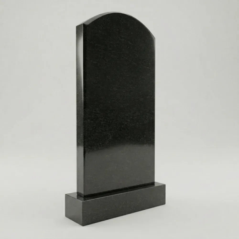 Гранитный памятник в форме арки
