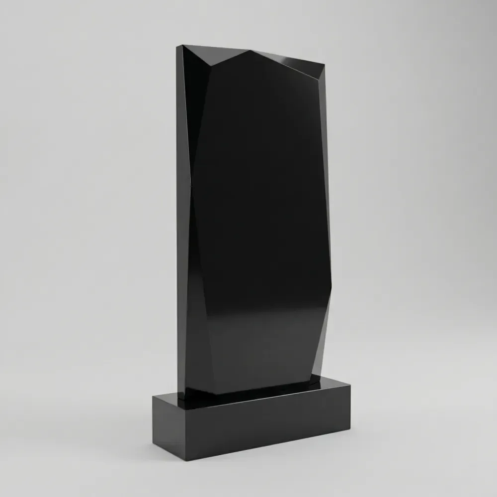 Строгий граненый памятник Алмаз из черного гранита на могилу
